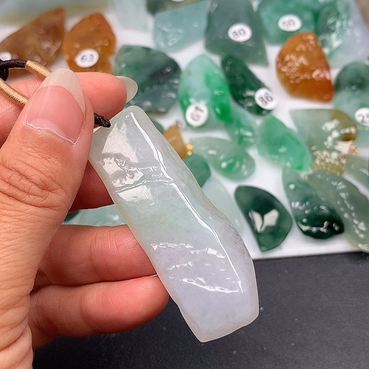 翡翠未镶嵌颈饰随型