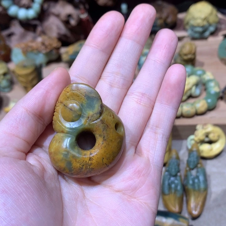 未镶嵌岫岩河磨玉（透闪石质玉）挂件