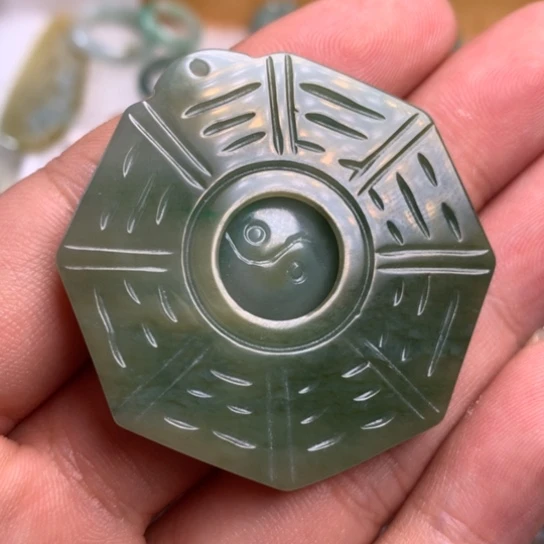 翡翠颈饰未镶嵌红*意翡翠
