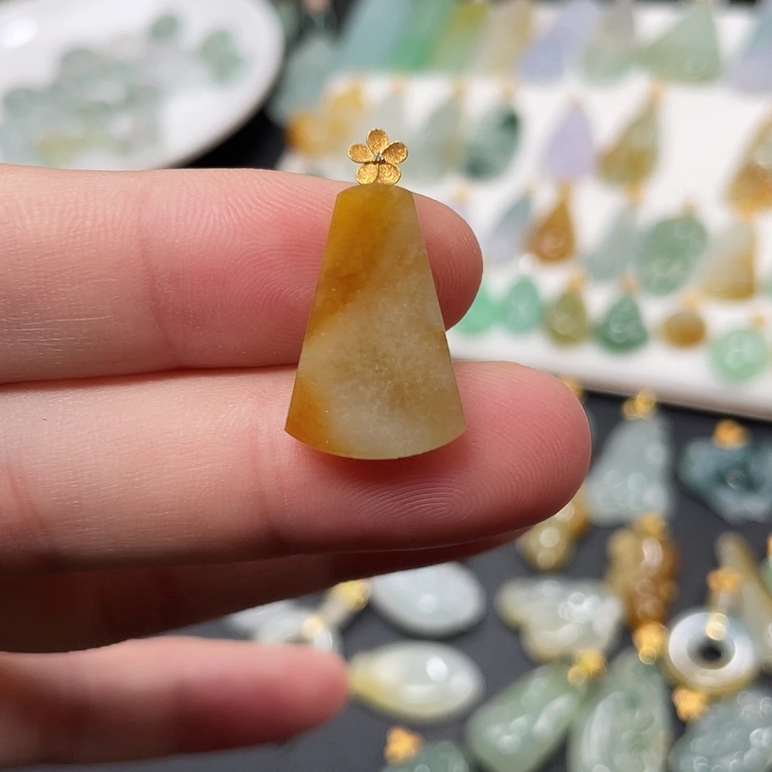 翡翠18K金镶嵌颈饰无事牌