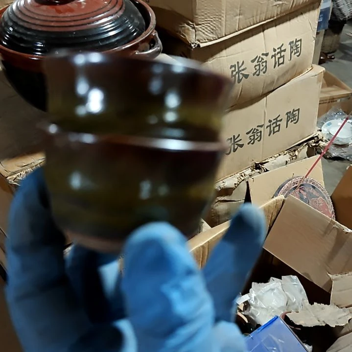 瓷片盘子碗茶壶啥都有