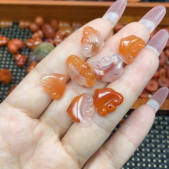 南红玛瑙未镶嵌颈饰如意锁