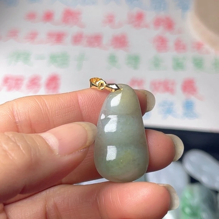 翡翠未镶嵌颈饰连中三元