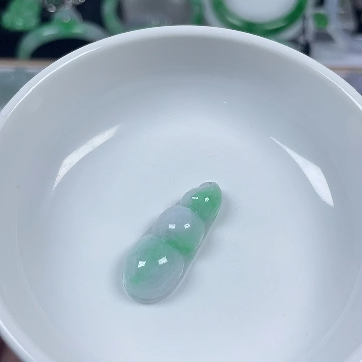 翡翠未镶嵌颈饰12、福豆