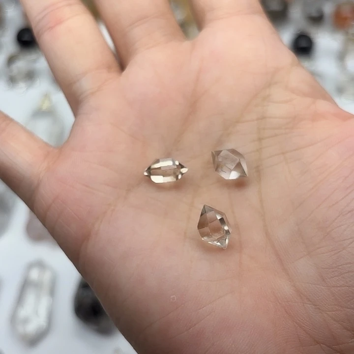 水晶颈饰未镶嵌3颗茶闪灵钻