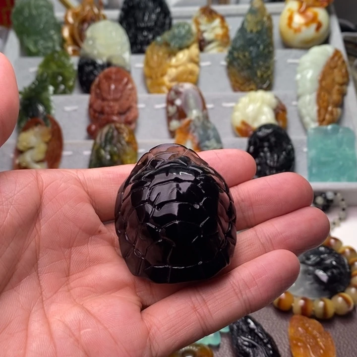 拉***果蛇纹石玉未镶嵌颈饰