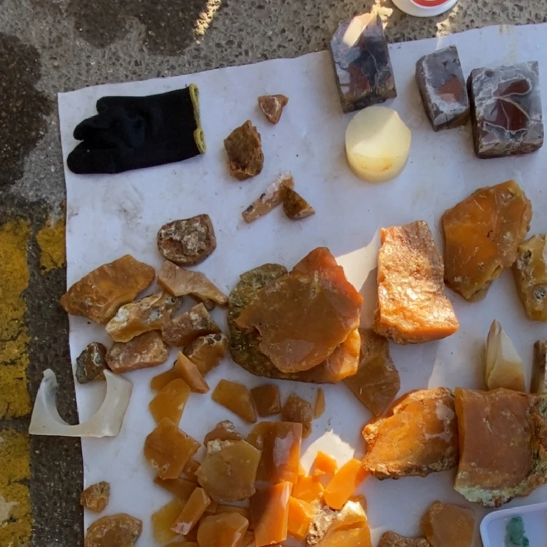 石英质玉（黄龙玉）合金颈饰