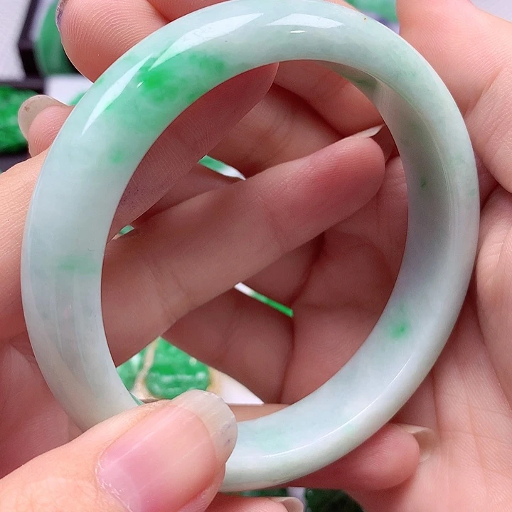 翡翠手镯未镶嵌翡翠手镯