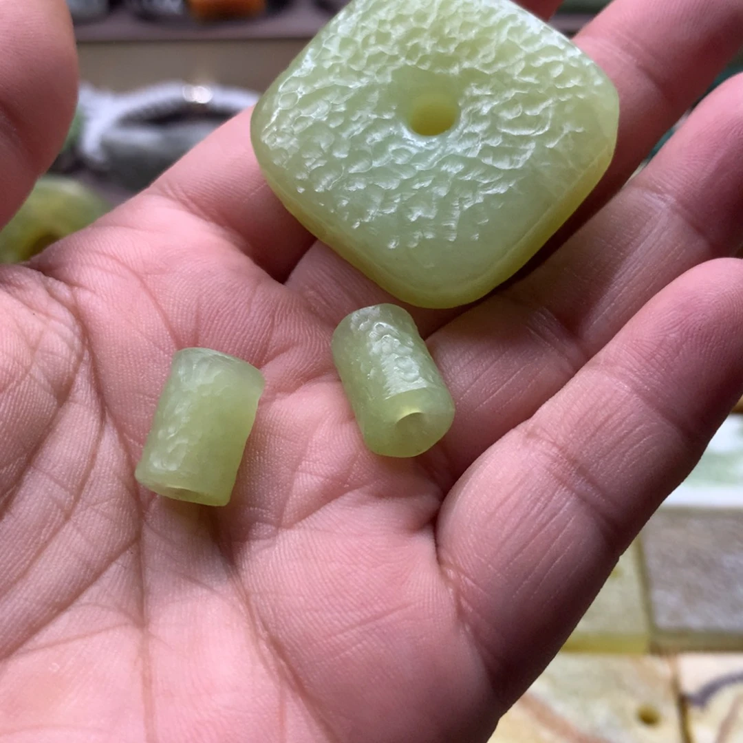 天***色蛇纹石玉合金颈饰