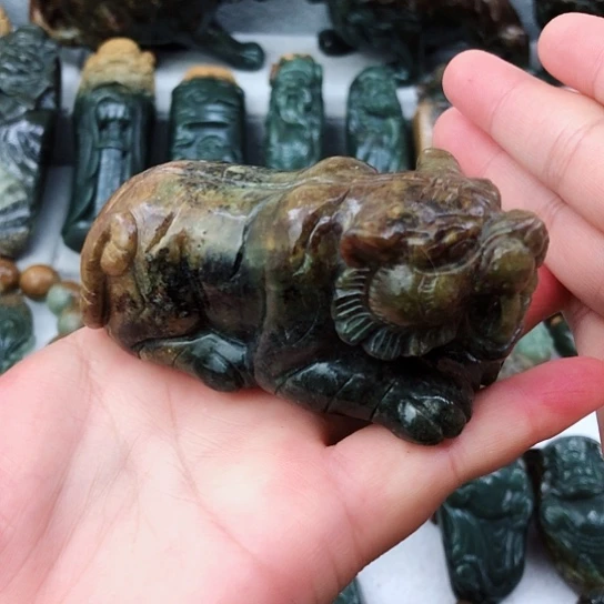 未镶嵌岫岩河磨玉（透闪石质玉）把件