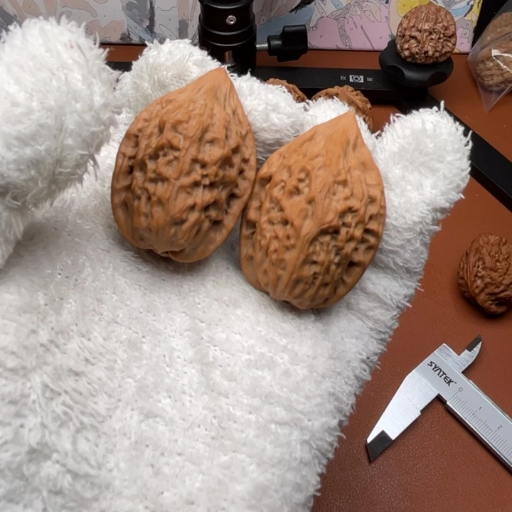 *****文玩核桃吊坠秦核等人的故事也在