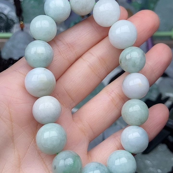 翡翠未镶嵌颈饰有微瑕