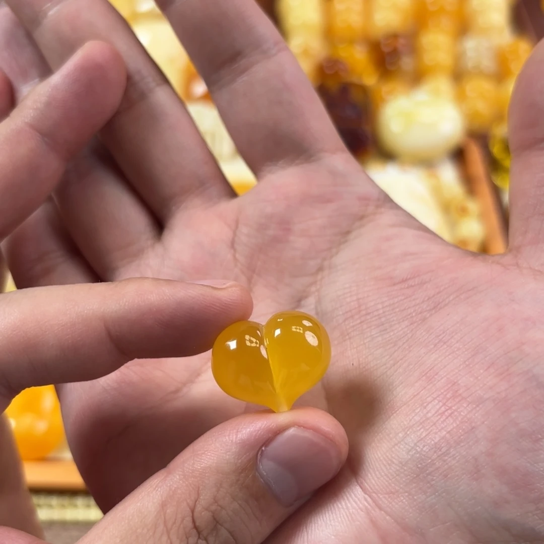 蜜蜡未镶嵌裸石屁桃