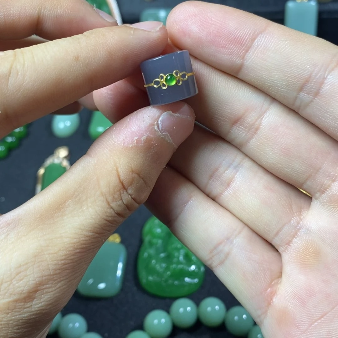 颈饰18K金镶嵌和田玉