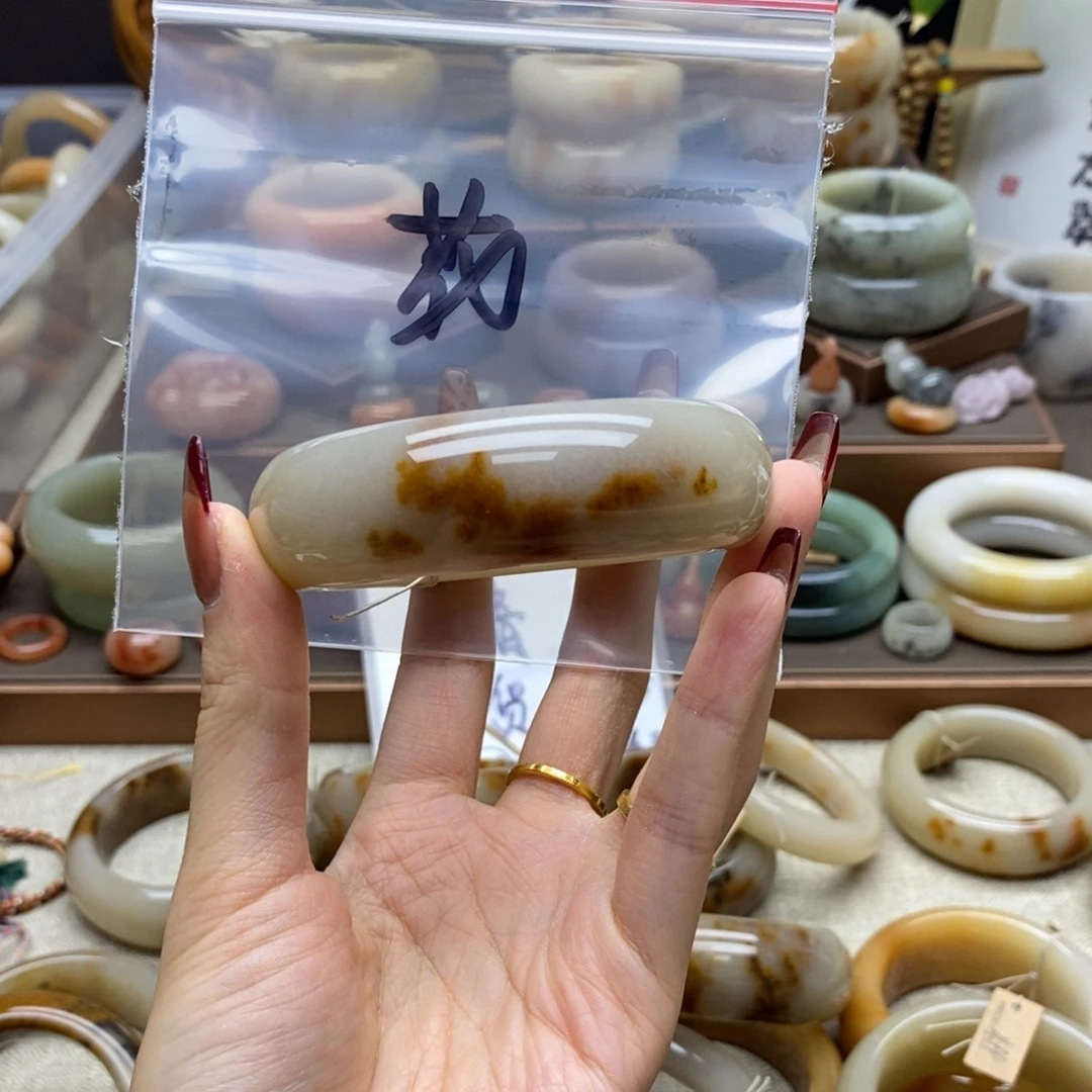 未镶嵌手镯石英质玉两***?