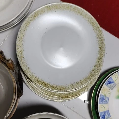 瓷片瓷片，各种摆件，盘，碗，沙锅，均有瑕疵。
