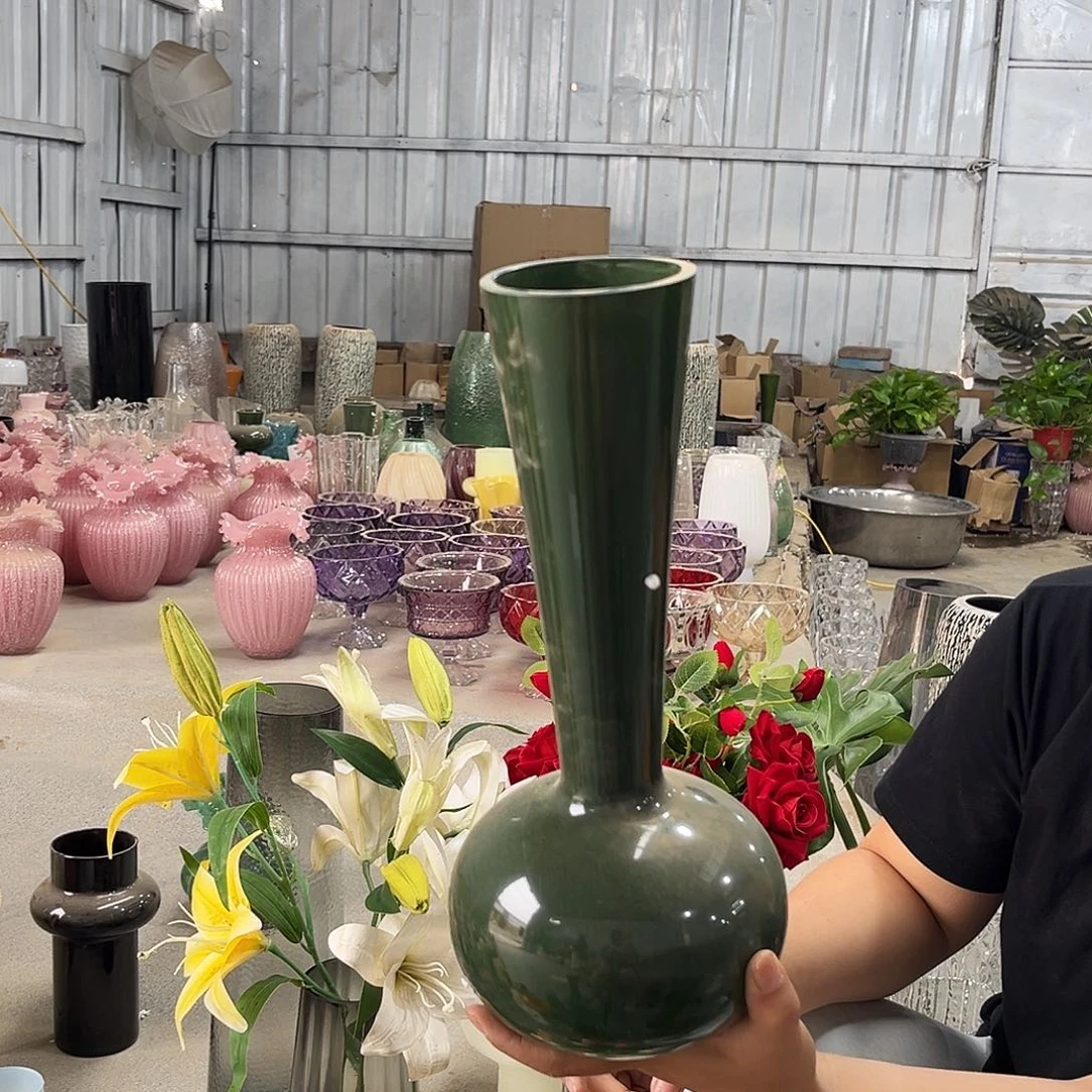天鹅颈水晶花瓶深绿色