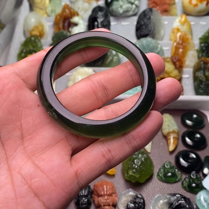 石***转蛇纹石玉未镶嵌颈饰