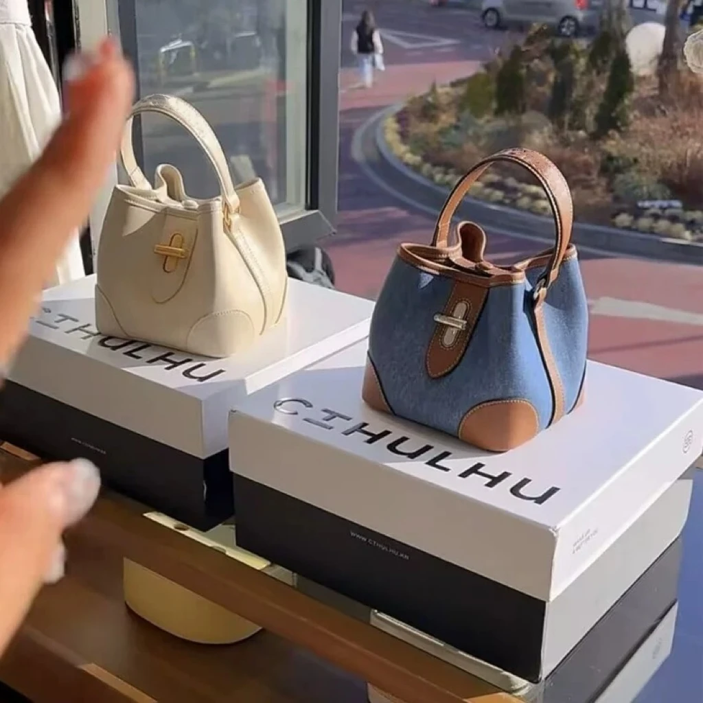 手提牛仔包包女2026新款时尚通勤单肩包高级感百搭单肩斜挎水桶包