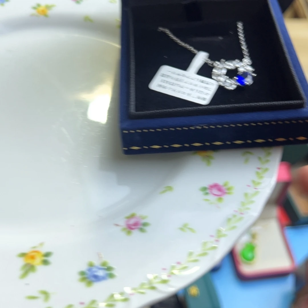 b 金银珠宝玉石镶嵌的建盏