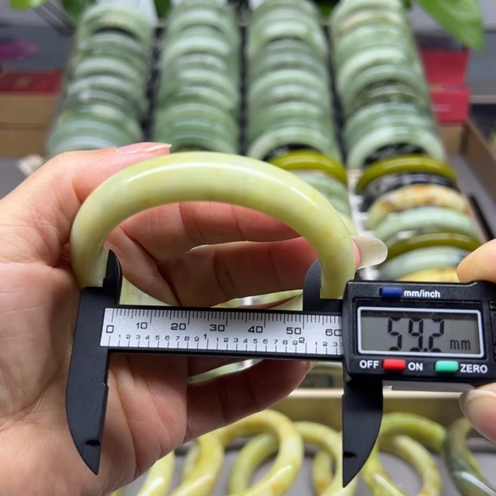 蛇纹石玉未镶嵌手镯8