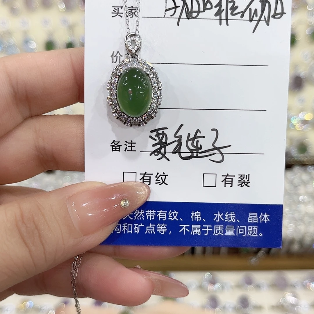 咖***_银S925镶嵌蛇纹石玉颈饰