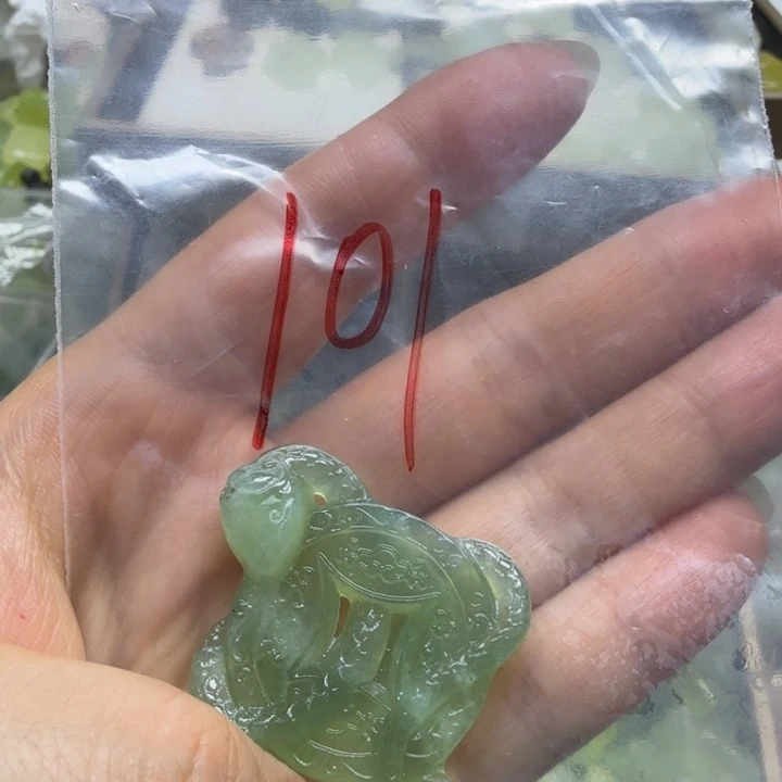 透闪石-蛇纹石玉挂坠未镶嵌