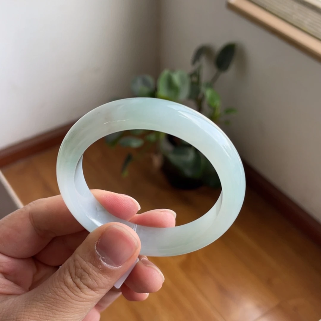 翡翠未镶嵌手镯绿底正圈
