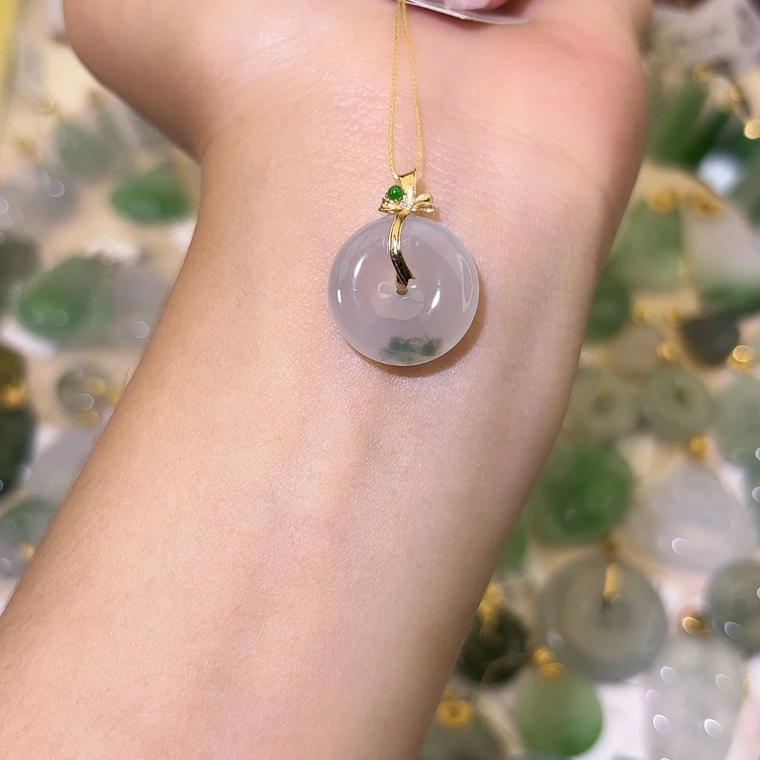 翡翠18K金镶嵌颈饰平安扣