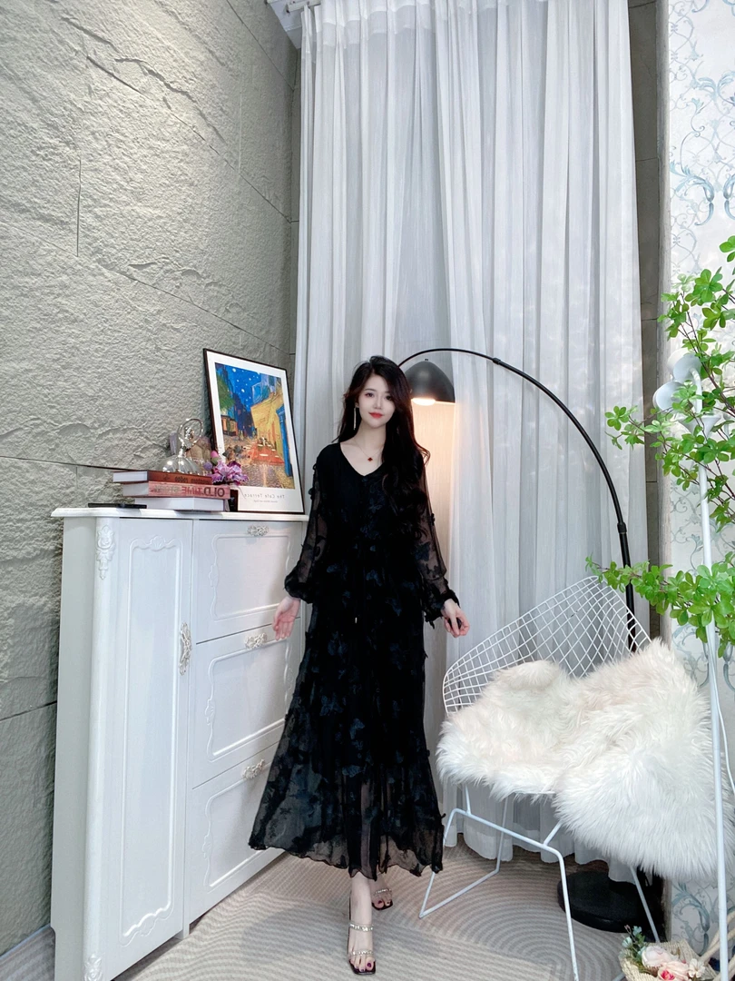 Bikamo/比卡陌早春新款V领蝴蝶刺绣真丝桑蚕丝连衣裙长裙X3102黑