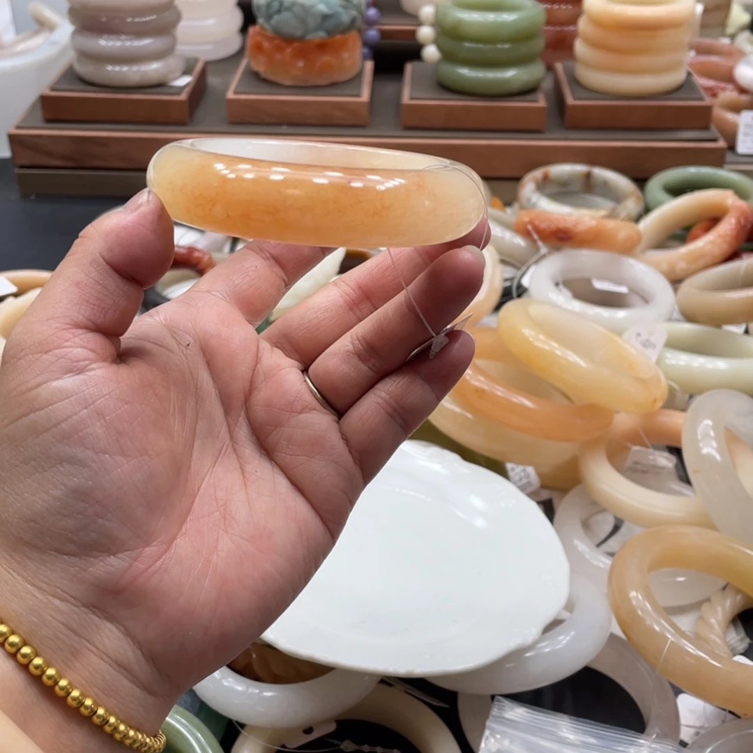 璇***未镶嵌手镯石英质玉