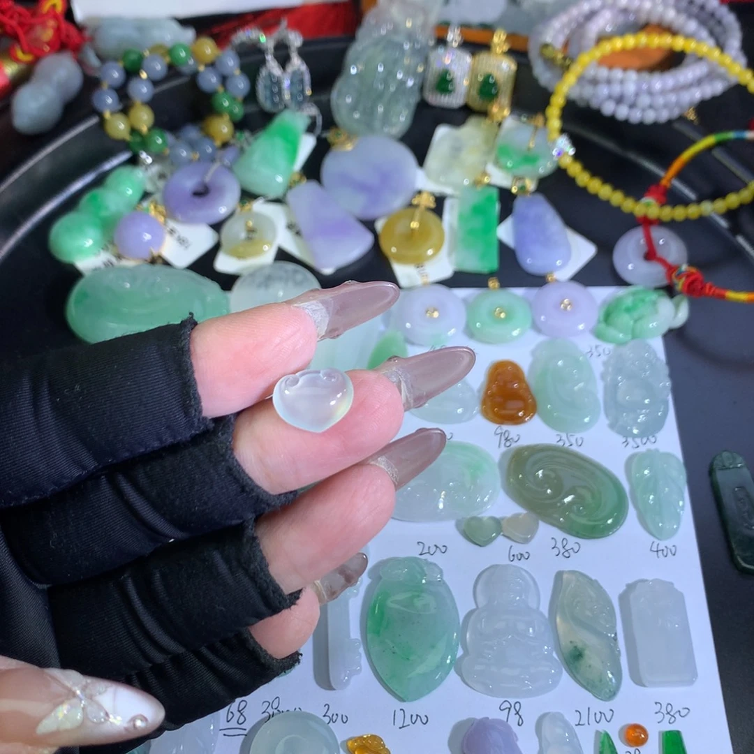 翡翠裸石未镶嵌心形如意锁