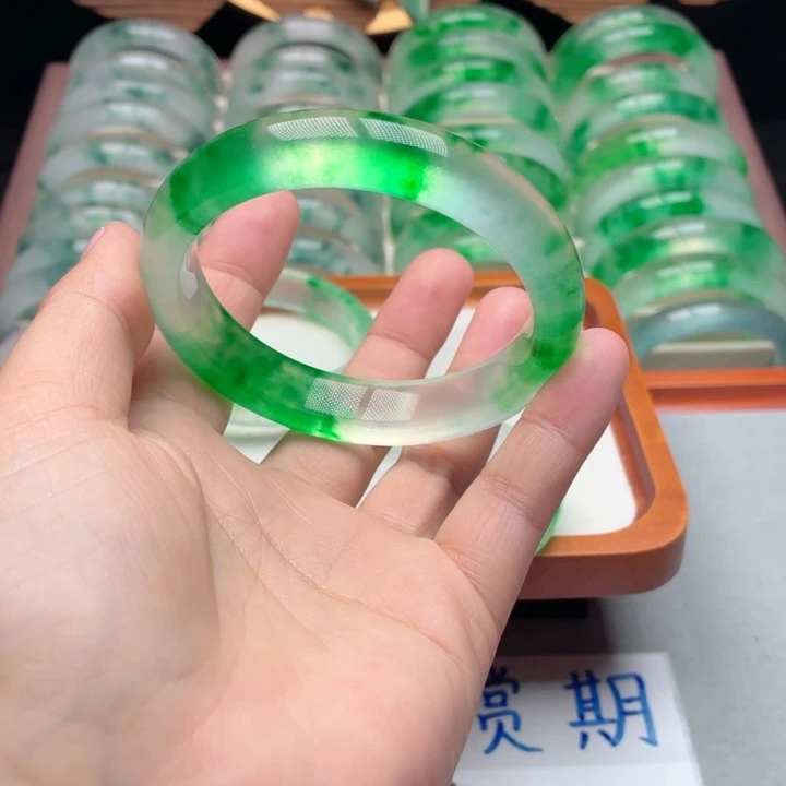 宽***哥石英质玉未镶嵌手镯