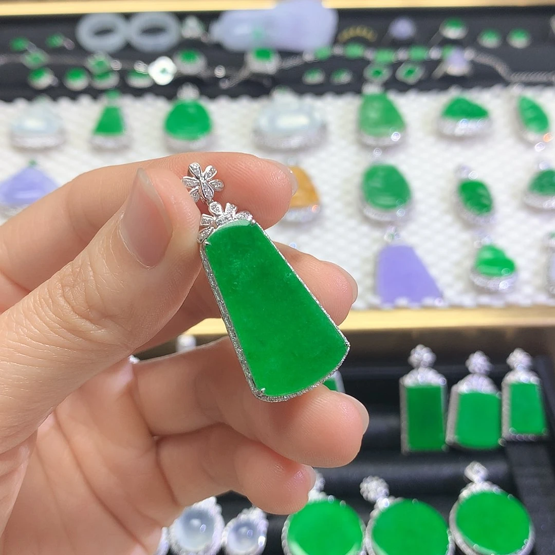 颈饰18K金镶嵌翡翠吊坠