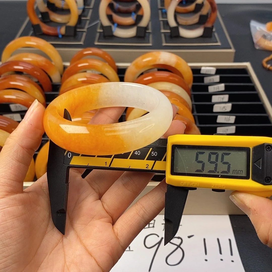 未镶嵌石英质玉（黄龙玉）手镯111号茄子山金沙老油红如血黄龙