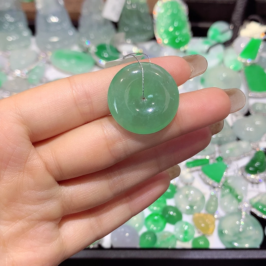 翡翠18K金镶嵌颈饰扣