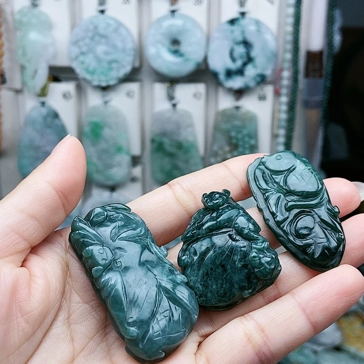 颈饰足铂镶嵌翡翠翡翠