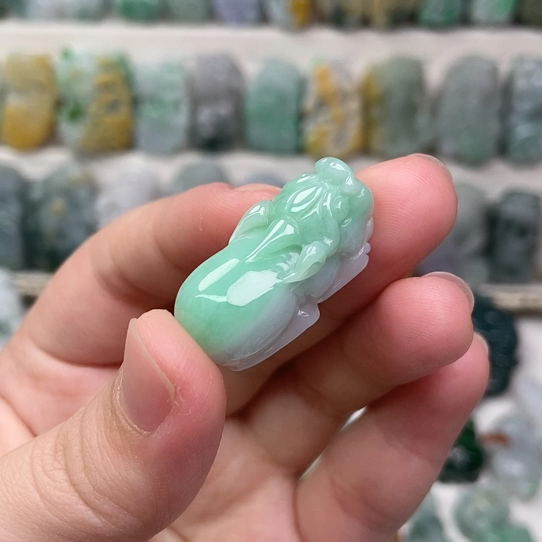 翡翠未镶嵌吊坠(赠链)
