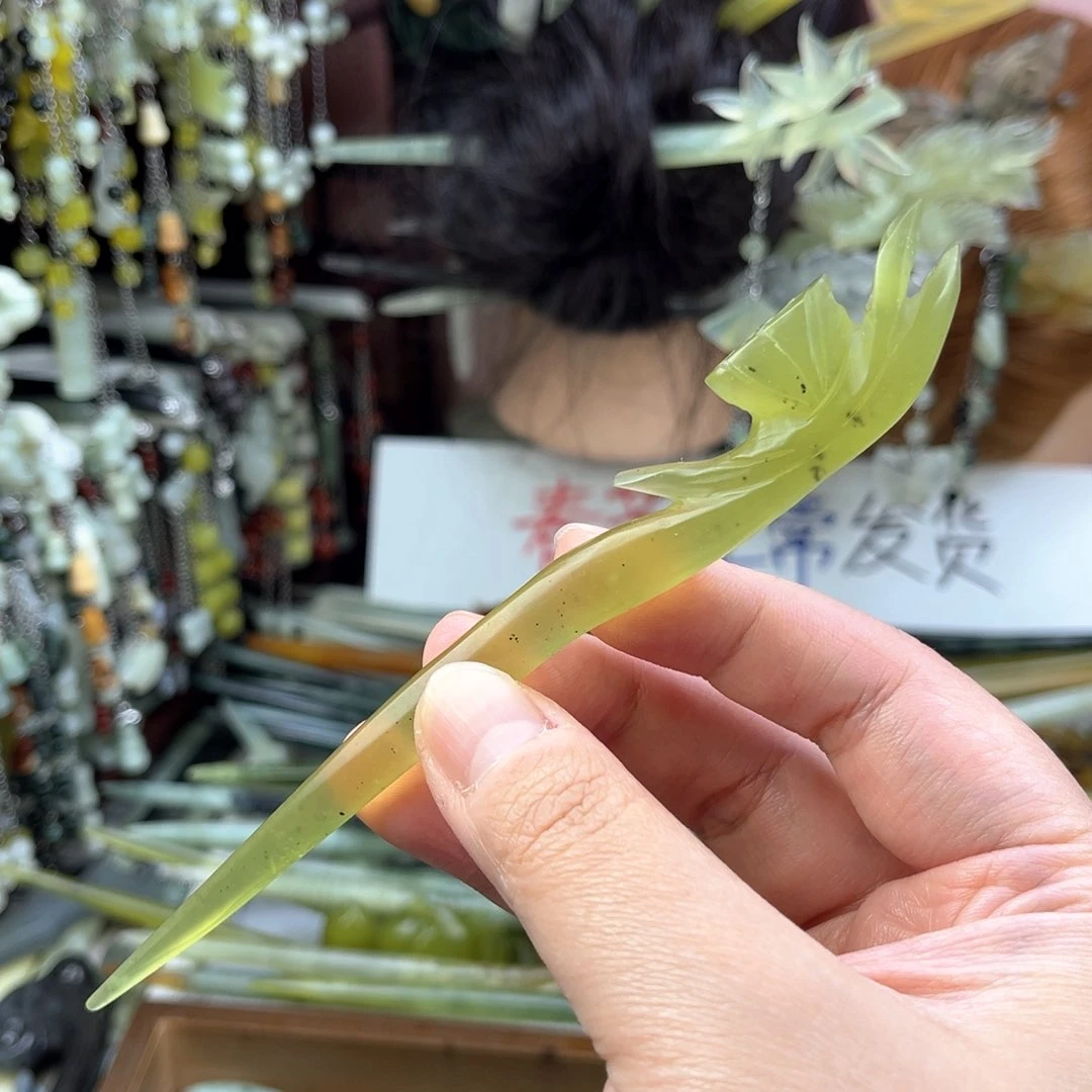 蛇纹石玉发饰未镶嵌长度15厘米左右，双面雕工