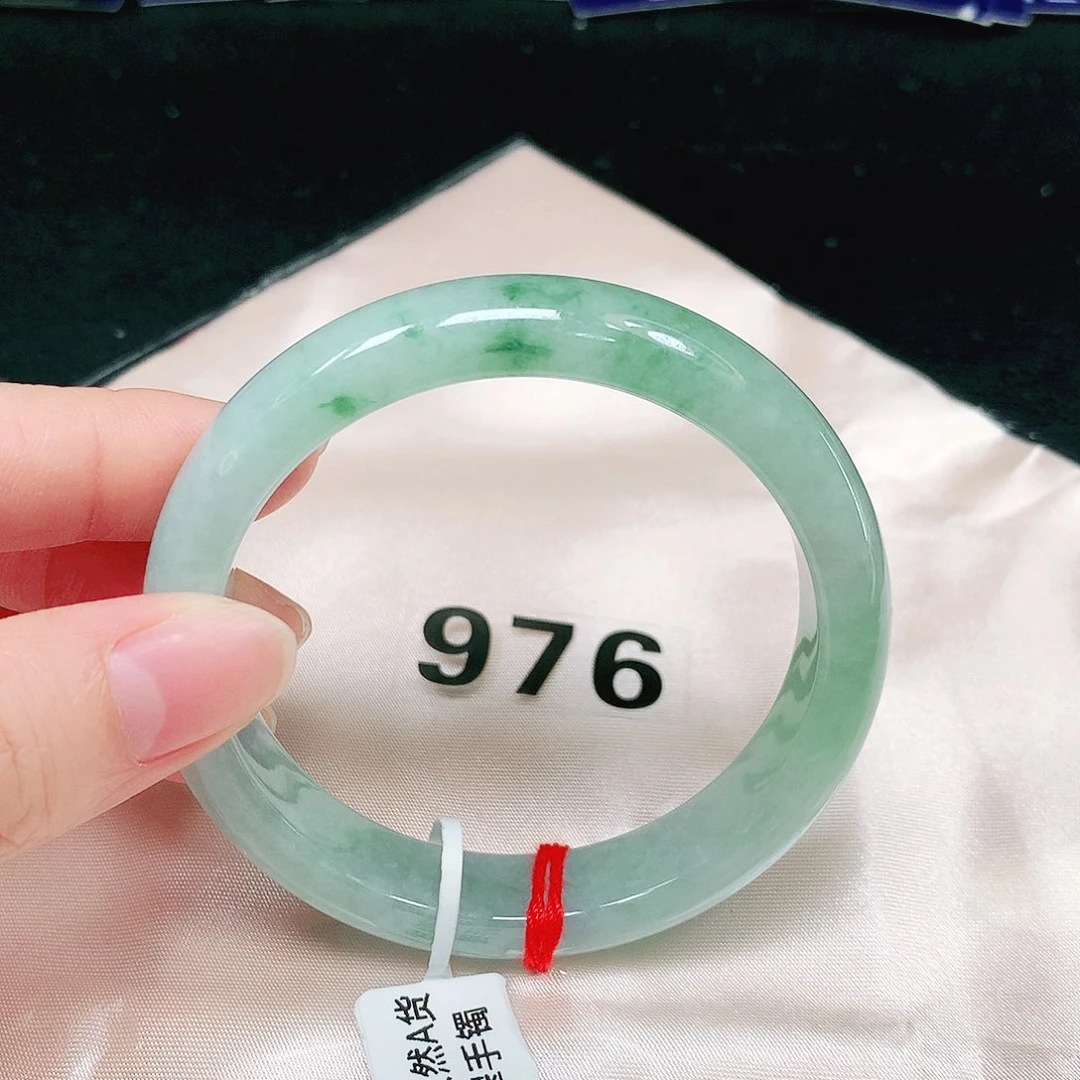 翡翠手镯未镶嵌翡翠手镯未镶嵌