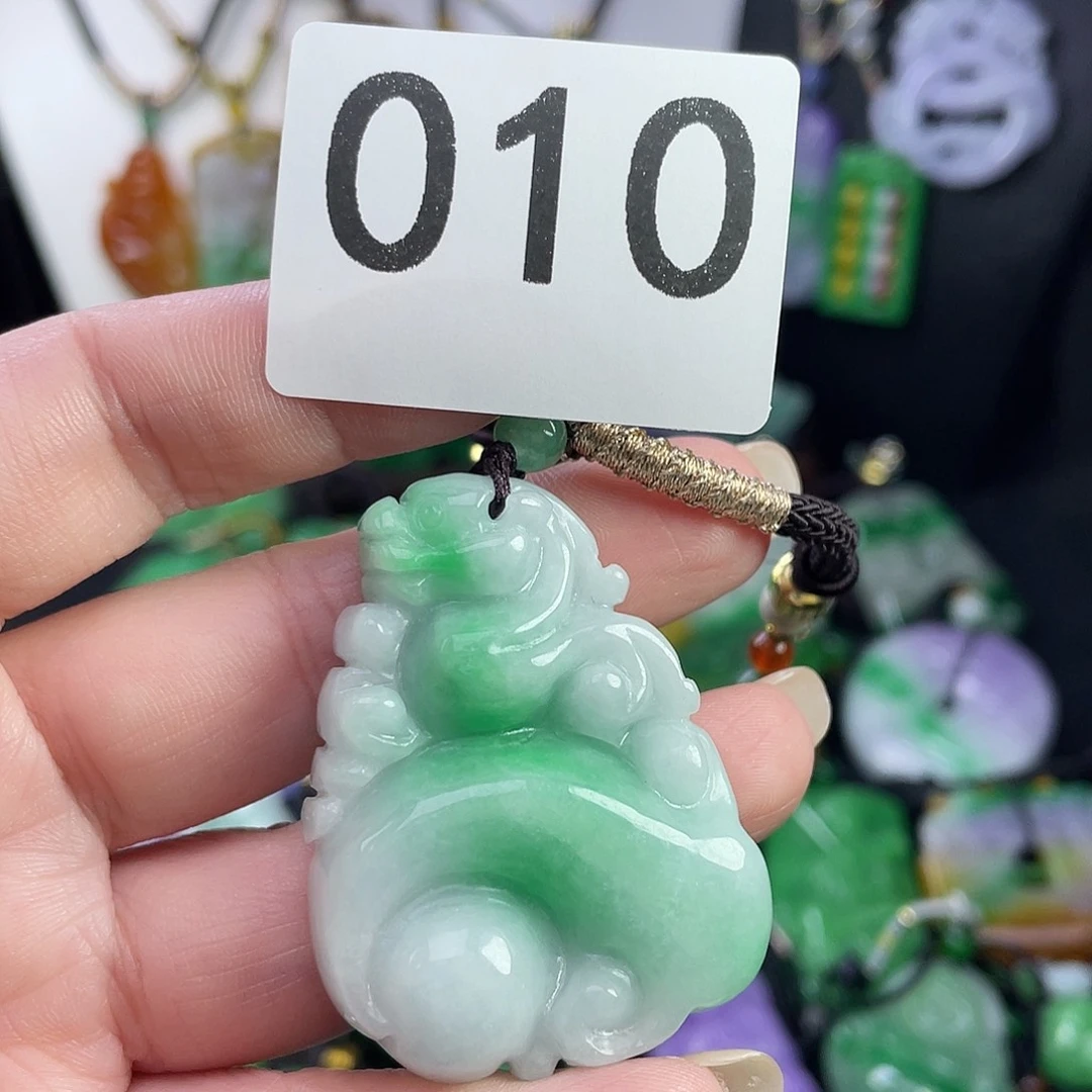 翡翠未镶嵌吊坠(赠链)