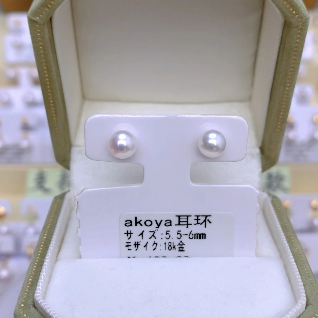 18K金镶嵌海水珍珠耳饰