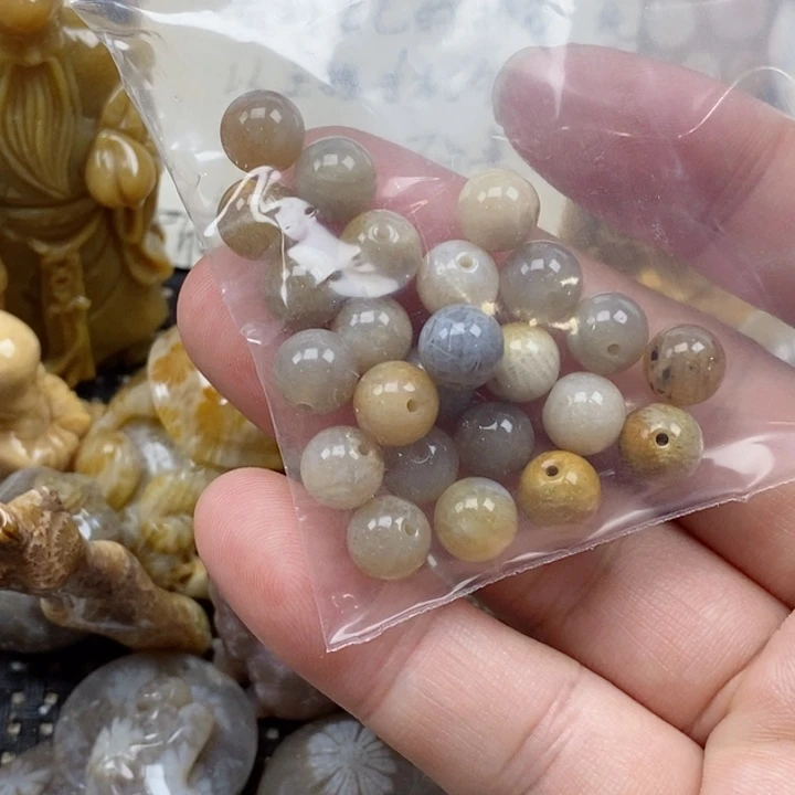 颈饰未镶嵌硅化珊瑚（珊瑚玉）