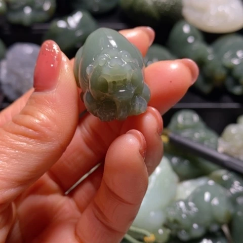 颈饰未镶嵌和田玉（糖玉）布*布