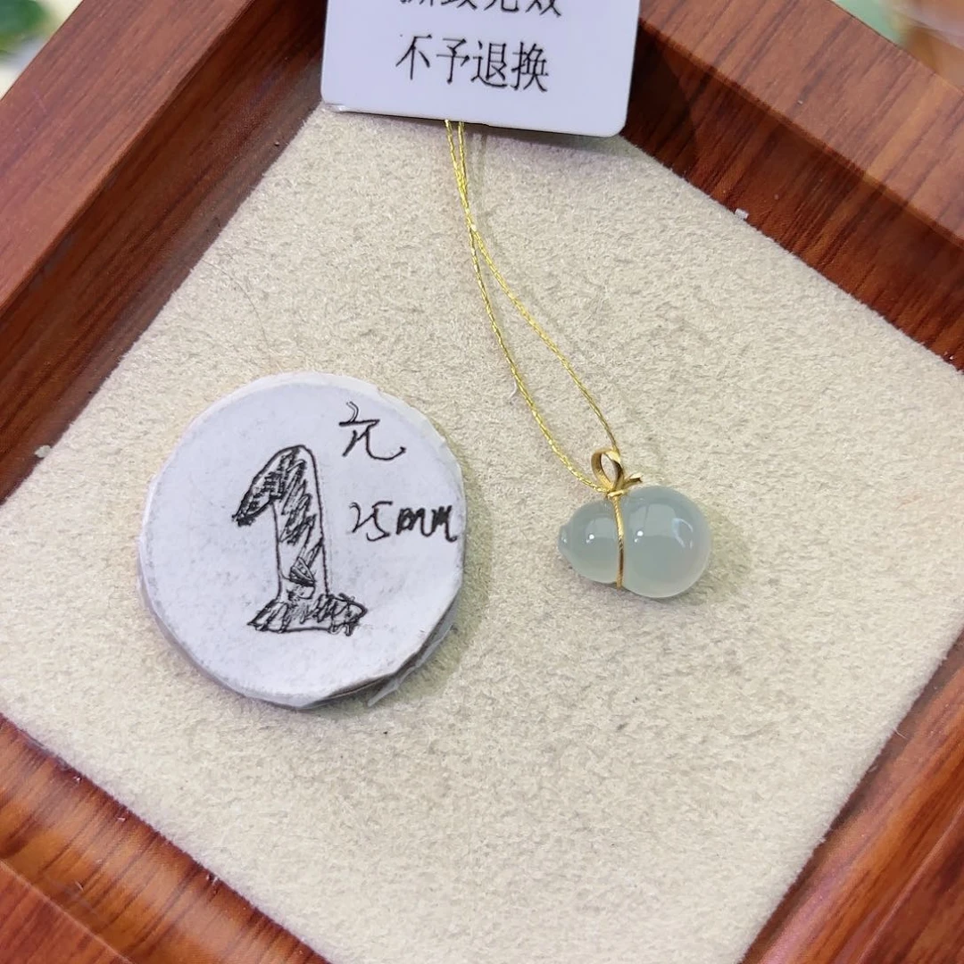 明***呀翡翠18K金镶嵌颈饰葫芦