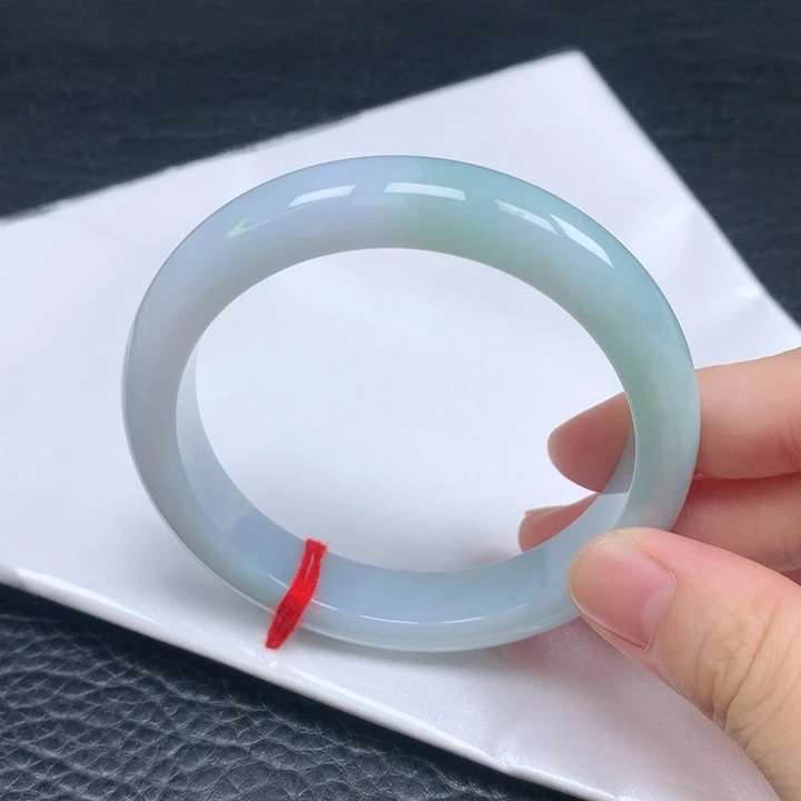 翡翠手镯未镶嵌。