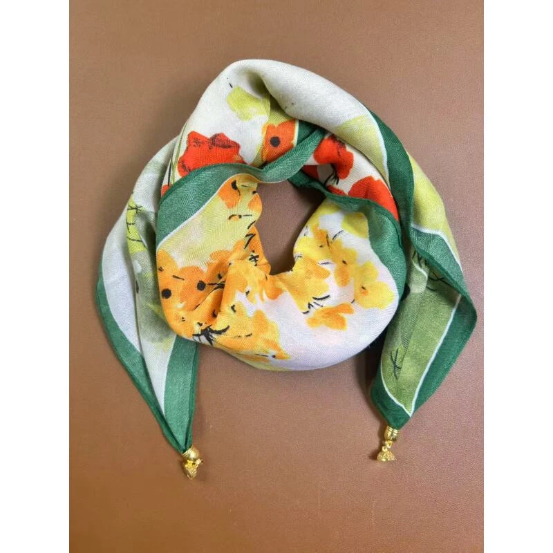 M110 四色花开方巾（磁吸扣）70*70左右