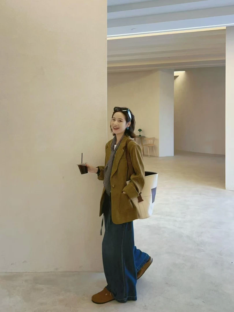 2025秋季新款韩系独特超好看西装小香风正肩休闲外套女百搭牛仔裤