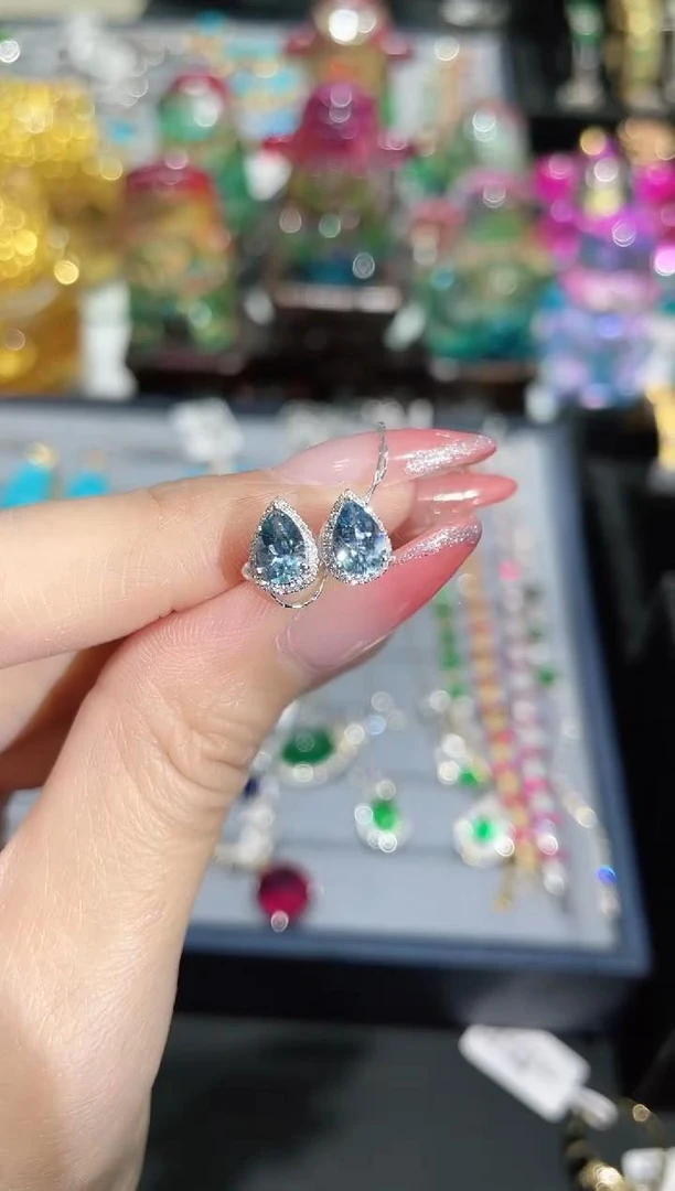 18K金镶嵌海蓝宝石耳饰耳钉