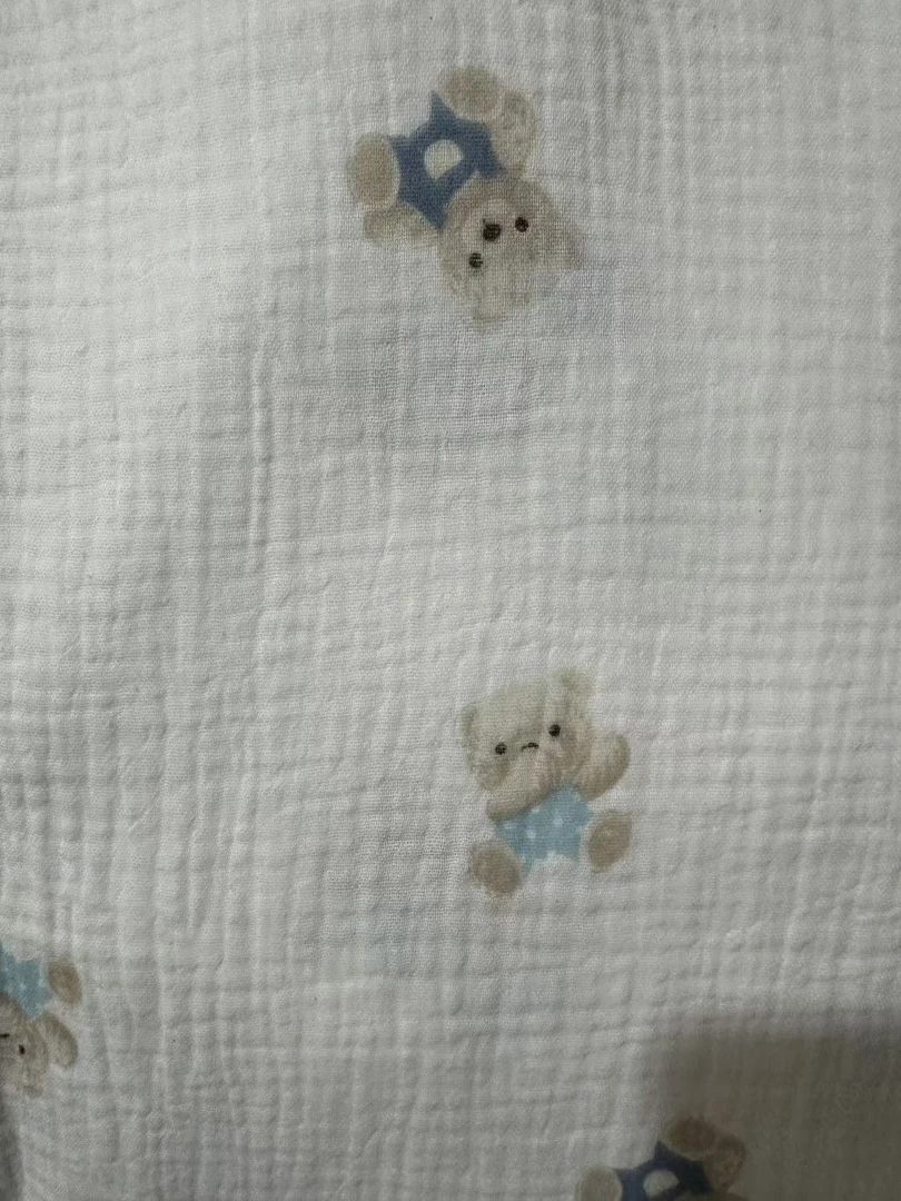 2米幅宽白底抱抱熊双层皱纱面料母婴适用舒适透气